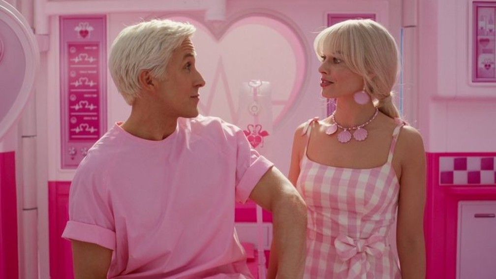 Margot Robbie e Ryan Gosling contracenam em 'Barbie' — Foto: WB via BBC