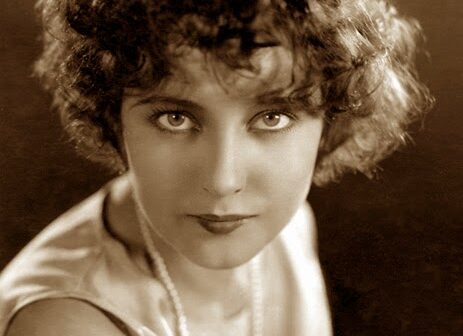 Betty Bronson, foi uma atriz americana de cinema e televisão que se tornou uma estrela aos 17 anos para o papel-título na versão para o cinema mudo de "Peter Pan". (Crédito da fotografia: Cortesia © Copyright de Clássicos do Cinema/ REPRODUÇÃO/ DIREITOS RESERVADOS)