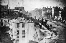 'Vista do Boulevard du Temple', de Louis Daguerre. Feita na década de 1830, esta seria a primeira fotografia a registrar figuras humanas na história — (Foto: Louis Daguerre)