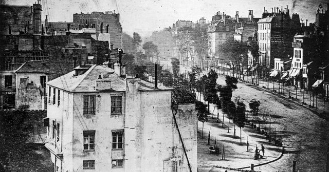 'Vista do Boulevard du Temple', de Louis Daguerre. Feita na década de 1830, esta seria a primeira fotografia a registrar figuras humanas na história — (Foto: Louis Daguerre)
