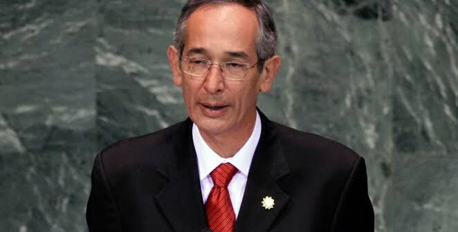 O então presidente guatemalteco Álvaro Colom discursa em uma cúpula sobre objetivos de desenvolvimento na sede das Nações Unidas em setembro de 2010. (Richard Drew / Associated Press)