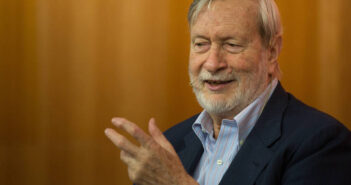 O filósofo italiano Gianni Vattimo participa de evento na Universitat Pompeu Fabra, em Barcelona, na Espanha - (Universitat Pompeu Fabra/9.jun.2016 / Divulgação)