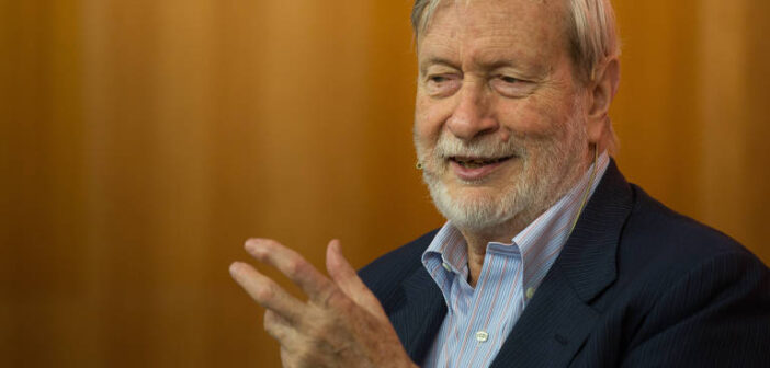 O filósofo italiano Gianni Vattimo participa de evento na Universitat Pompeu Fabra, em Barcelona, na Espanha - (Universitat Pompeu Fabra/9.jun.2016 / Divulgação)