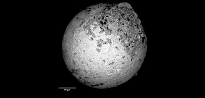 Uma esférula do objeto espacial encontrado nas proximidades de Pápua-Nova Guiné © Avi Loeb