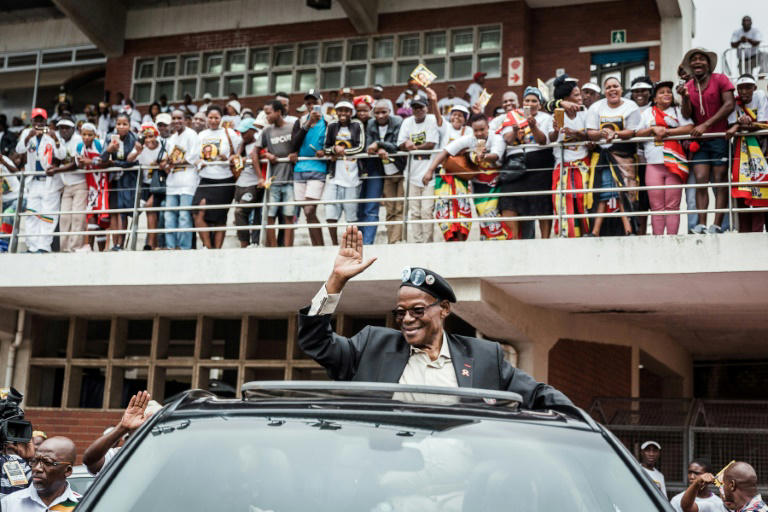 (ARQUIVO) O líder do Inkatha Freedom Party (IFP), Mangosuthu Buthelezi, cumprimenta a multidão na chegada ao Chatsworth Stadium, nos arredores de Durban (nordeste da África do Sul), em 10 de março de 2019 © RAJESH JANTILAL
