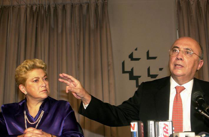 O então presidente do Banco Central, Henrique Meirelles, e Tereza Grossi, durante entrevista à imprensa, em fevereiro de 2003 Foto: Ed Ferreira/AE © Fornecido por Estadão