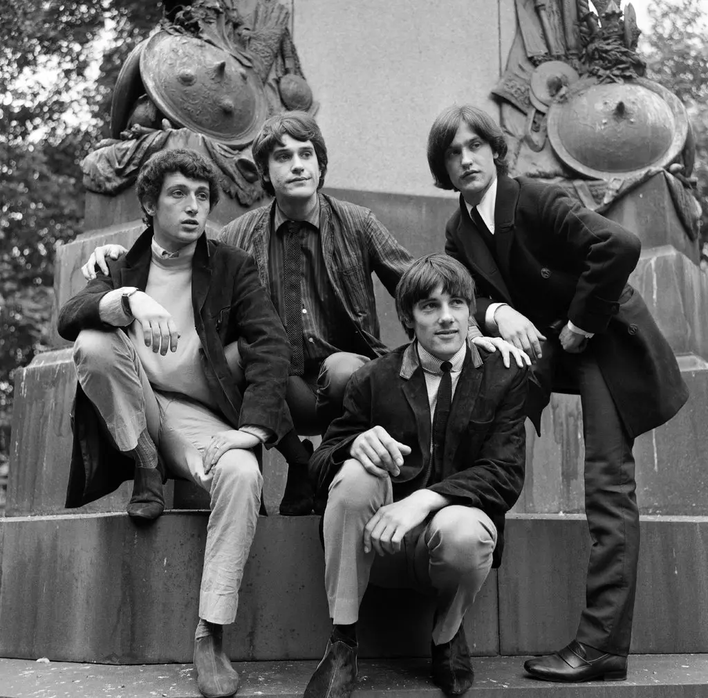 O grupo de rock britânico The Kinks em 1964. A partir da esquerda, Pete Quaife, Ray Davies, Mick Avery e Dave Davies. (Crédito: Doreen Spooner/Mirrorpix)