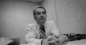 Bernard Kalb trabalhou como correspondente estrangeiro para o The New York Times, CBS e NBC, escreveu dois livros com seu irmão mais novo mais famoso e serviu como âncora fundador e palestrante do programa de análise de mídia da CNN “Reliable Sources”. | Arquivo de fotos da CBS/Imagens Getty