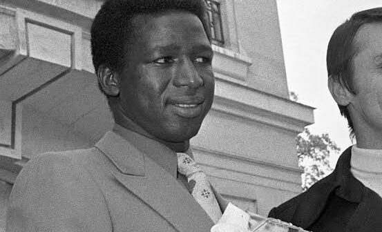 Salif Keita, ex-Sporting e primeiro futebolista a receber a Bola de Ouro africana, em 1970. (Crédito da fotografia: Cortesia © Copyright de Observador/ Agência Lusa/ REPRODUÇÃO/ TODOS OS DIREITOS RESERVADOS)