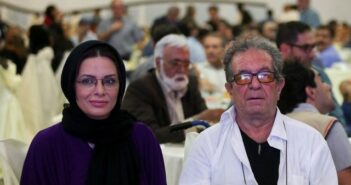 Cineasta iraniano Dariush Mehrjui e sua esposa Vahideh Mohammadifar — (Foto: Abdulwahed MIRZAZADEH/AFP)