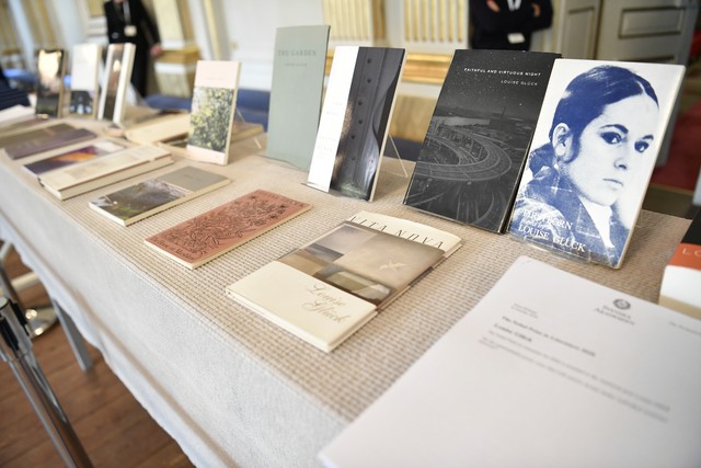 Algumas das obras de Louise Glück expostas durante anúncio do Prêmio Nobel de Literatura recebido pela autora americana — Foto: Henrik MONTGOMERY / TT News Agency / AFP