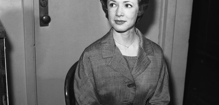 John Lindsay/AP A atriz Piper Laurie posa no New York Herald Tribune, na cidade de Nova York, em 28 de dezembro de 1961.