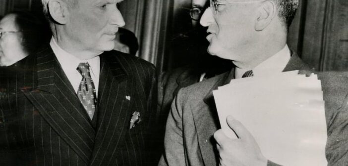 Lee Graham entrevista Lester Markel, editor do New York Times. A data exata deste episódio é desconhecida. O que realmente temos registrado é: Jan 1, 1961. (Crédito da fotografia: Cortesia © Copyright As coleções do arquivo NYPR | WNYC/ REPRODUÇÃO/ TODOS OS DIREITOS RESERVADOS)