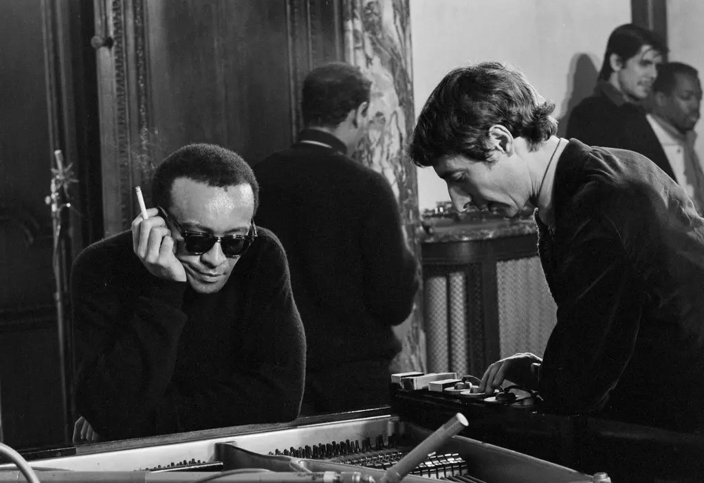 Cecil Taylor ouvindo uma gravação em 1966 com o compositor Luc Ferrari. (Crédito da fotografia: Laszlo Ruszka/INA, via Getty Images)