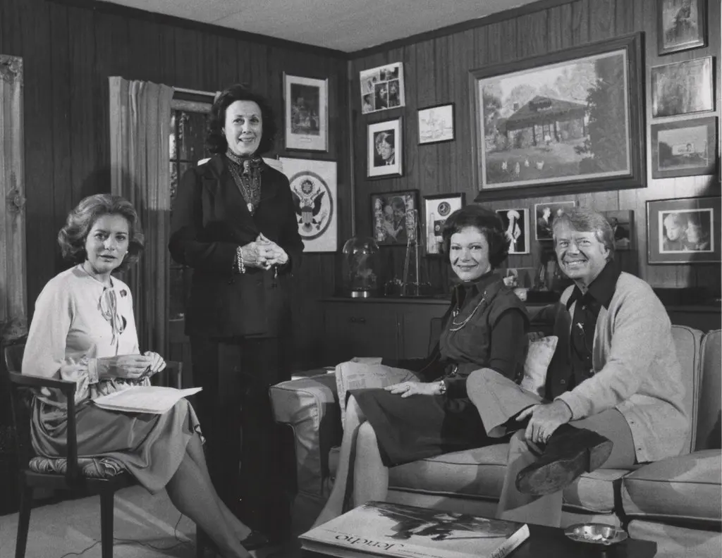 Sra. Jarvis, em pé, em 1976 com, a partir da esquerda, Barbara Walters, Rosalynn Carter e o presidente eleito Jimmy Carter. O primeiro especial de Walters para a ABC, no qual ela entrevistou os Carters, foi um dos primeiros projetos de Jarvis após formar sua própria produtora.Crédito...por Scott McArthur