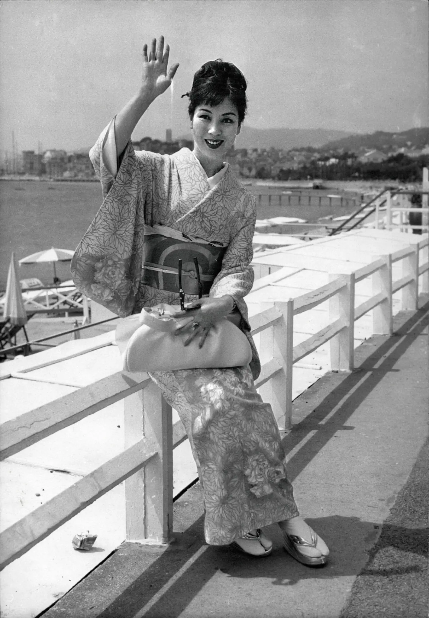 A atriz Machiko Kyo no Festival de Cinema de Cannes em 1960. Ela causou impacto internacional em 1950 em “Rashomon” de Akira Kurosawa e passou a trabalhar com outros importantes cineastas japoneses.Crédito...Keystone Pictures EUA/ZUMA Press, via Alamy