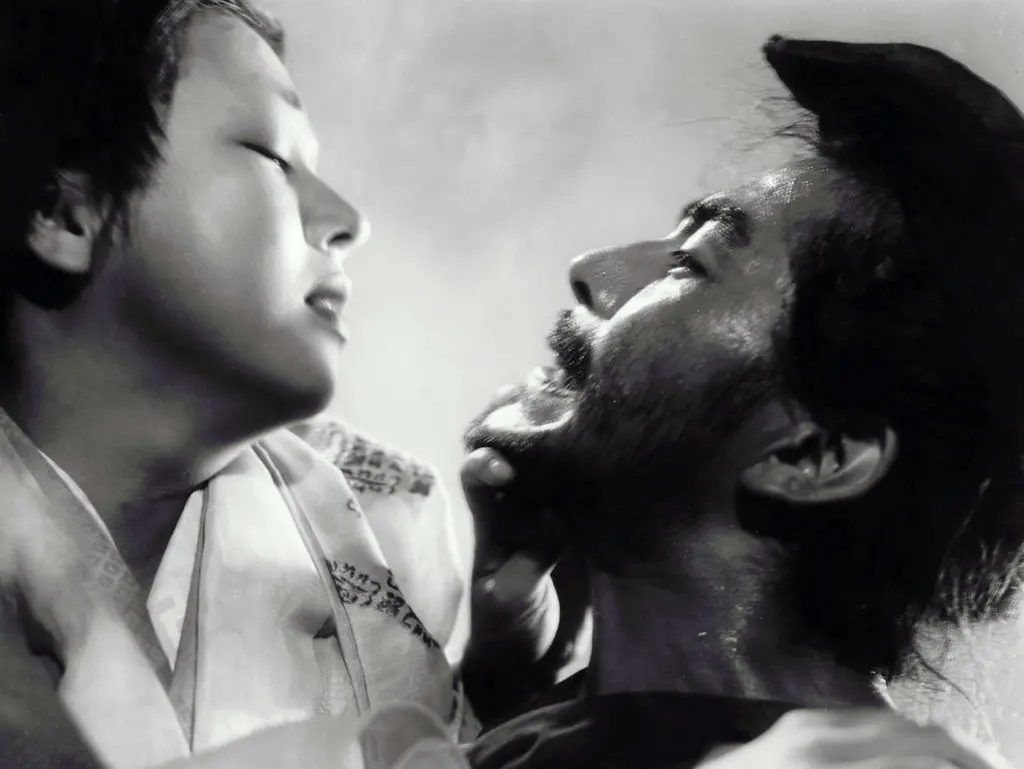 Sra. Kyo com Toshiro Mifune em “Rashomon”. Nesse célebre filme, escreveu um crítico, ela apresentou “quatro performances tentadoramente contrastantes ao interpretar um único personagem”. (Crédito: Coleção Daiei/Kobal)