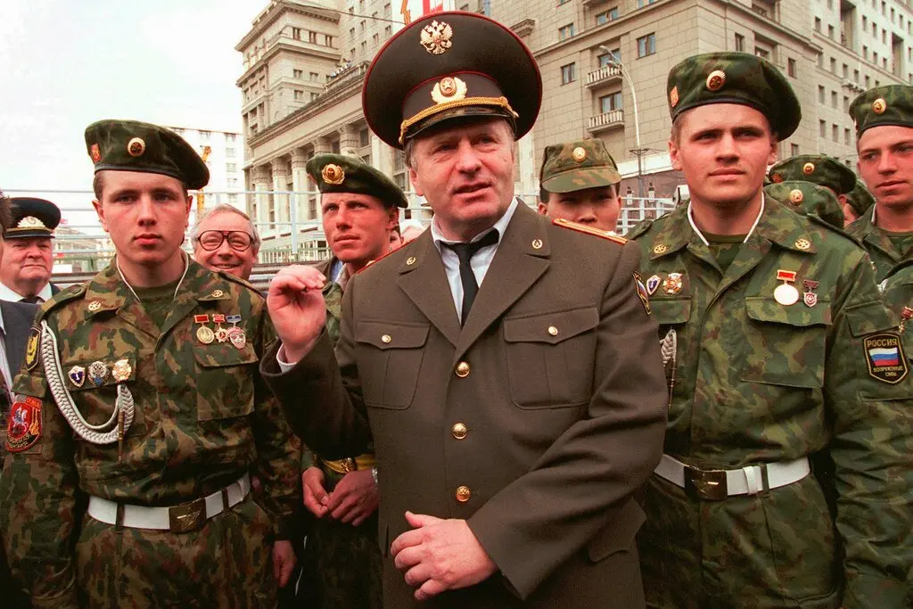 Zhirinovsky, no centro, em uma cerimônia em Moscou em 1995. Ele concorreu à presidência seis vezes, nunca obtendo mais de 10% dos votos, mas estabelecendo um tom mordaz na política russa.Crédito...Alexander Zemlianichenko/Associated Press