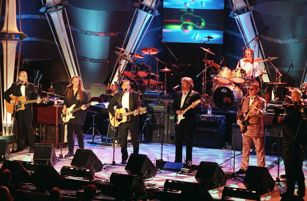 Os Eagles (da esq. p/ dir.): Randy Meisner, Timothy Schmit, Glenn Frey, Don Felder, Joe Walsh, Don Henley e Bernie Leadon, em 1998 — Foto: Timothy A. Clary / AFP