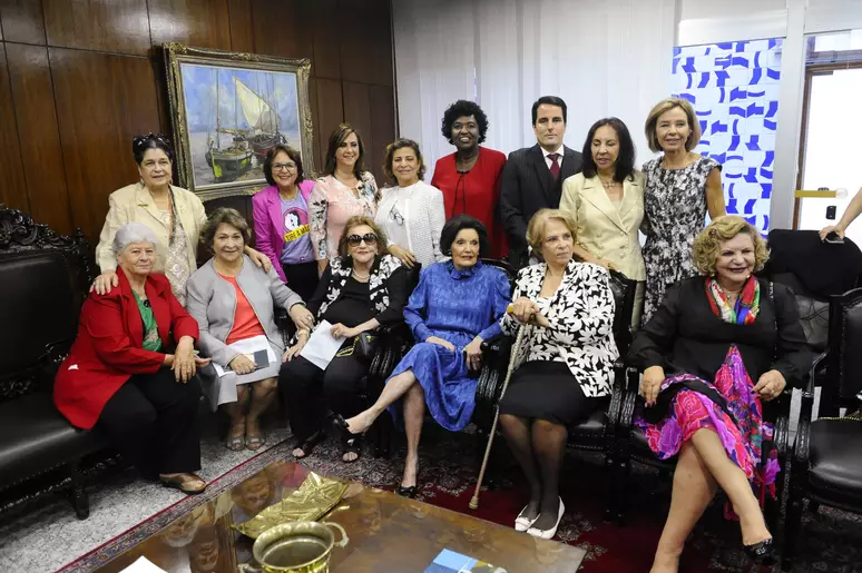 Deputadas que compuseram a Bancada Feminina da Assembleia Constituinte receberam em conjunto o Diploma Bertha Lutz em 2018 (Foto: Wikimedia Commons)