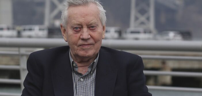 Charles Feeney, fundador da Atlantic Philanthropies, em São Francisco, em 30 de outubro de 2014. (Crédito da fotografia: Cortesia © Copyright Jim Wilson/ The New York Times/Redux/ REPRODUÇÃO/ TODOS OS DIREITOS RESERVADOS)