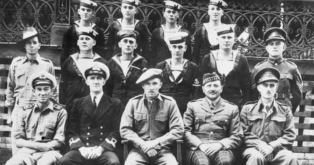 O major Ivan Lyon (terceiro da esquerda para a direita, na fila da frente) liderou 14 homens da Austrália até Singapura, em uma missão de sabotagem em 1943 — Foto: AUSTRALIAN WAR MEMORIAL