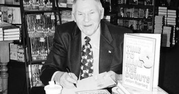 William Rosenberg, fundador do Dunkin' Donuts. The Patriot Ledger