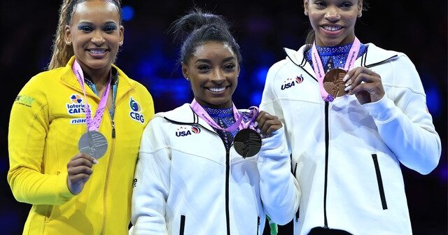 Rebeca Andrade, Simone Biles e Shilese Jones — Foto: Ricardo Bufolin/CBG