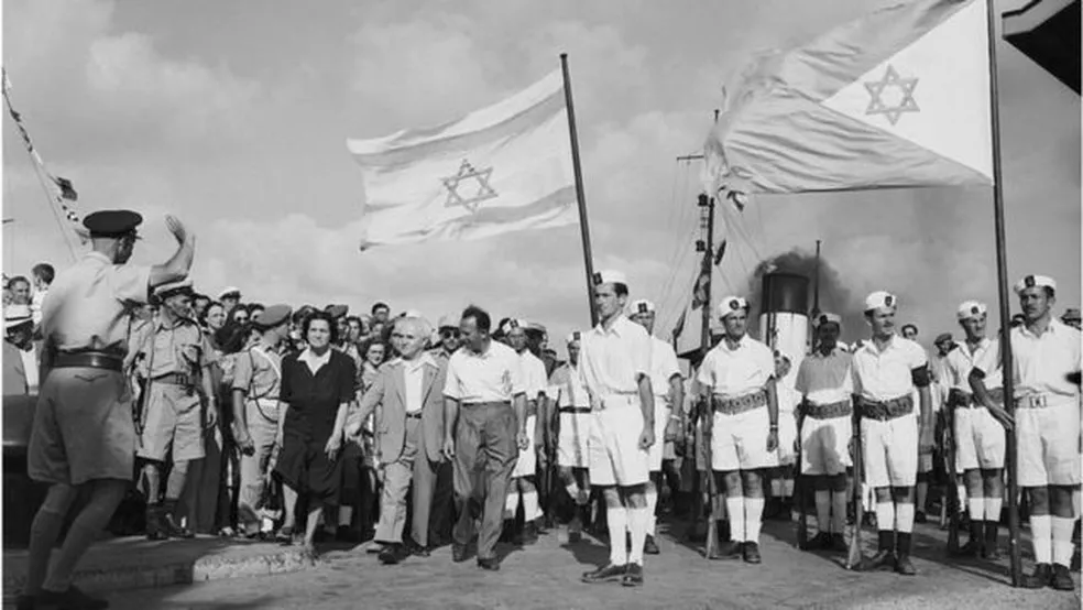David Ben Gurion - na foto, se despedindo do último contingente britânico no porto de Haifa - foi o primeiro chefe de governo de Israel — Foto: Getty Images