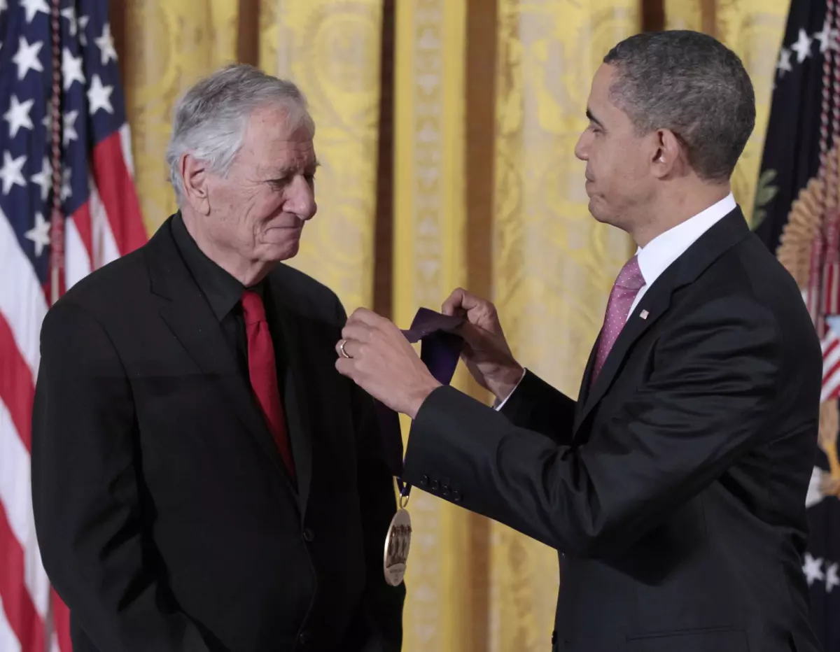 A lenda do teatro Robert Brustein recebe a Medalha Nacional de Artes do presidente Obama em 2010. (Pablo Martinez Monsivais/Associated Press)