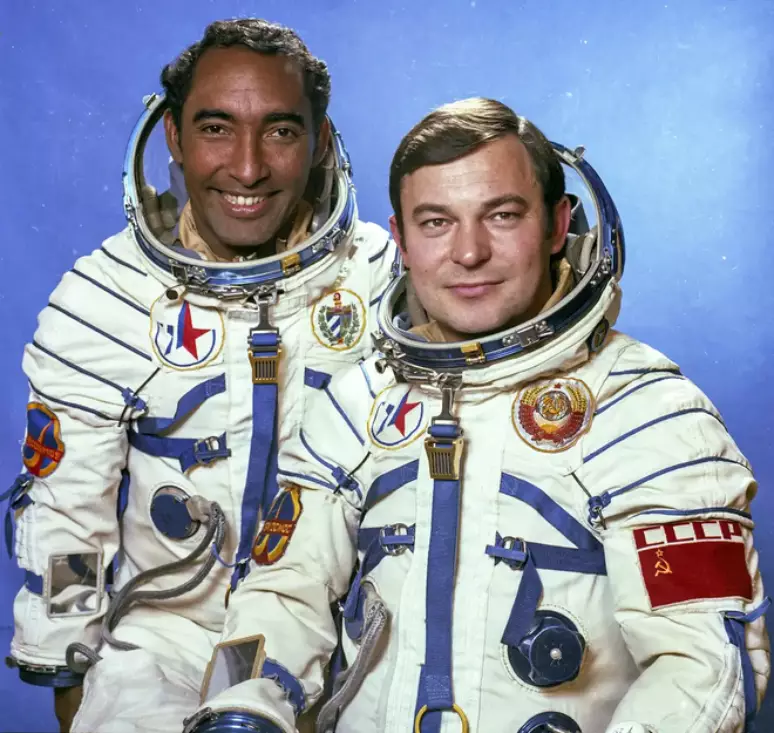 Arnaldo Tamayo Méndez (esquerda) e o cosmonauta Yuri Romanenko (direita) (Imagem: Reprodução/Roscosmos) Foto: Canaltech