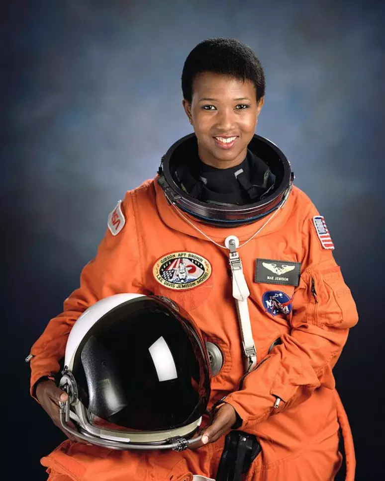 A engenheira e médica Mae C. Jemison se tornou a primeira mulher negra a ir ao espaço (Imagem: Reprodução/NASA) Foto: Canaltech