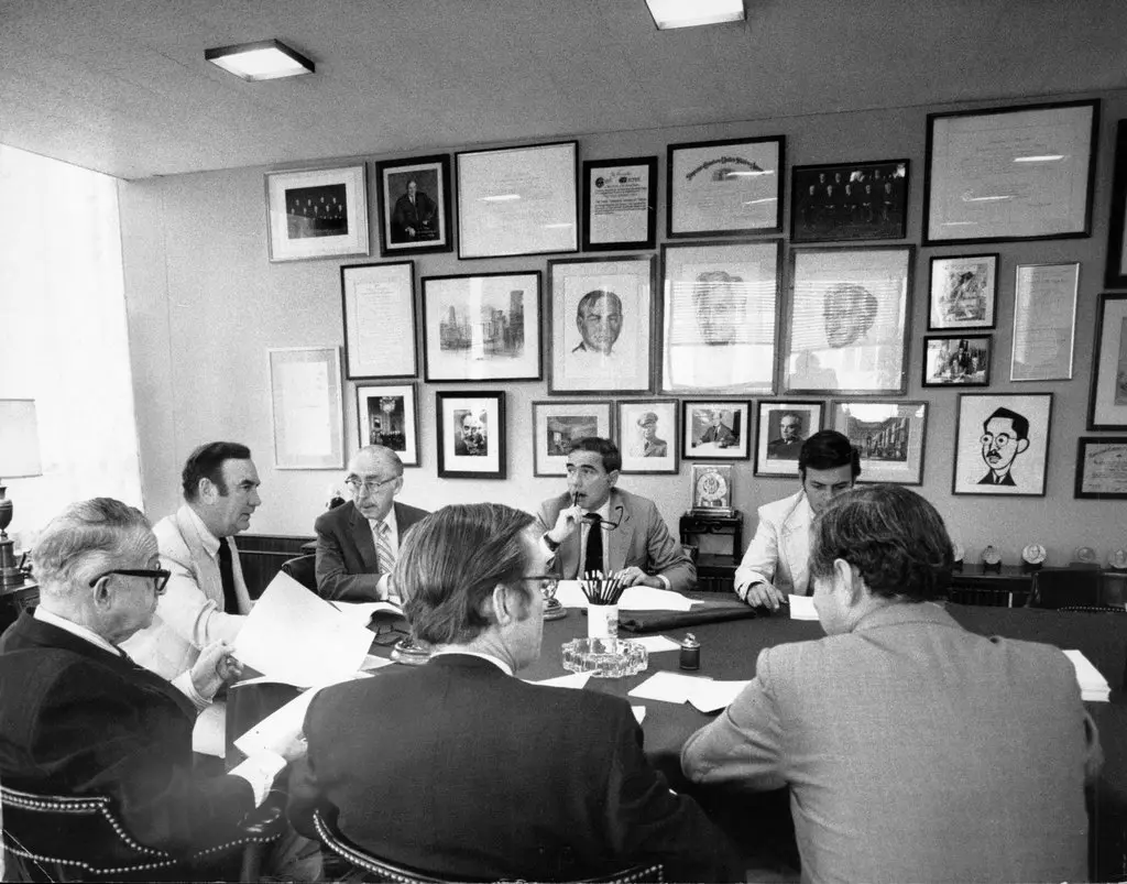 Rohatyn, no centro do outro lado, com o governador Hugh L. Carey, à esquerda, em 1975, no auge da crise da dívida. Como presidente da Corporação de Assistência Municipal, o Sr. Rohatyn tinha enorme poder sobre a cidade de Nova York.Crédito...William E. Sauro/The New York Times