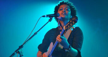 Cantora portuguesa Sara Tavares. Provided by Deutsche Welle © Günther Klebinger