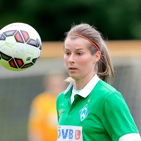 Marie-Louise Eta em ação pelo Werder Bremen, em 2015. (Imagem: Martin Stoever/Bongarts/Getty Images)