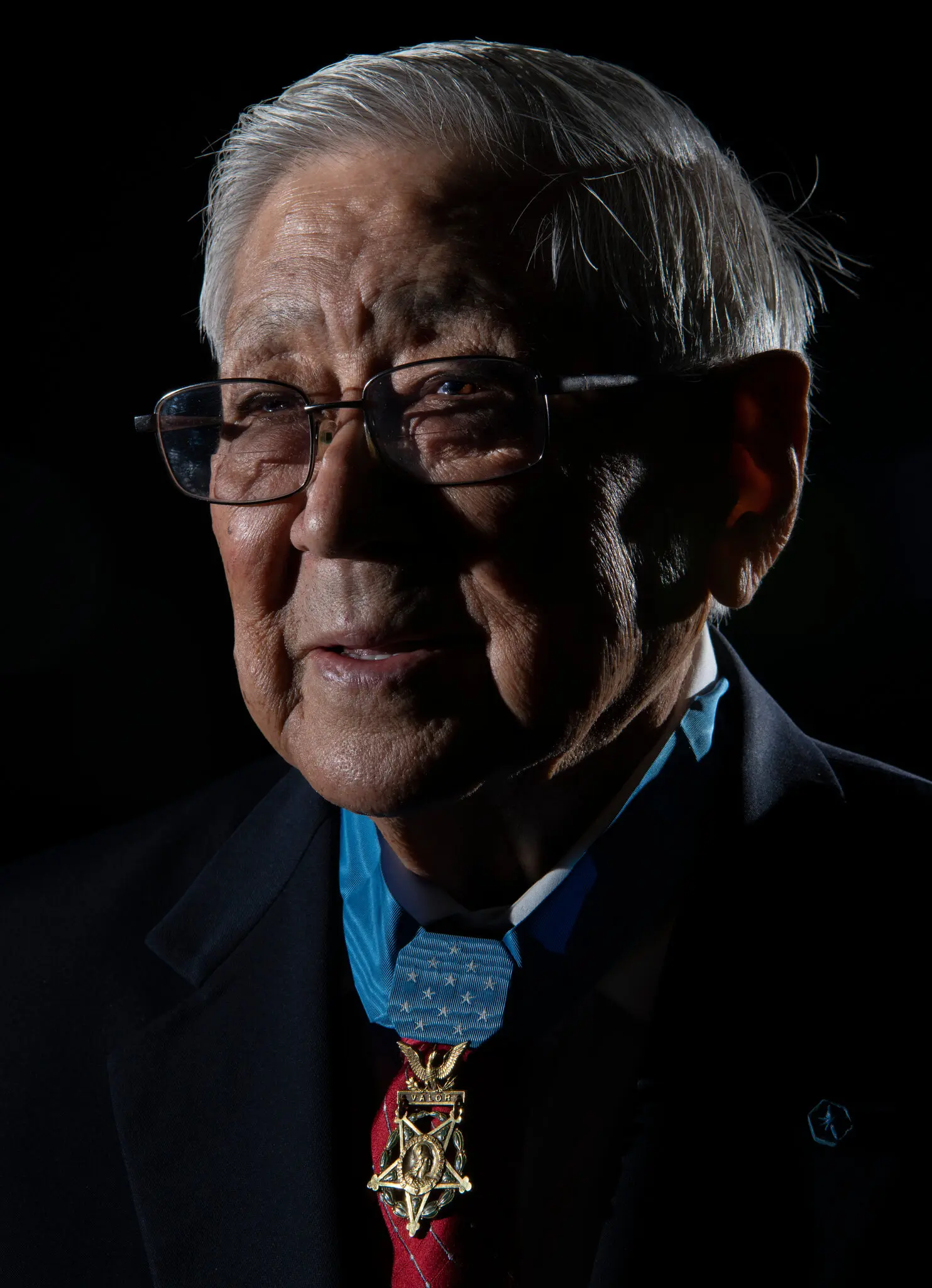 Hiroshi Miyamura usando sua Medalha de Honra em 2019. Ele foi líder de esquadrão na Terceira Divisão de Infantaria em um Exército integrado, tendo os militares sido desagregados após a Segunda Guerra Mundial. (Crédito...Força aérea dos Estados Unidos)