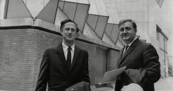 James Gowan, à esquerda, com James Stirling em frente ao Edifício de Engenharia da Universidade de Leicester, concluído em 1963. Fotografia: ANL/Rex Shutterstock
