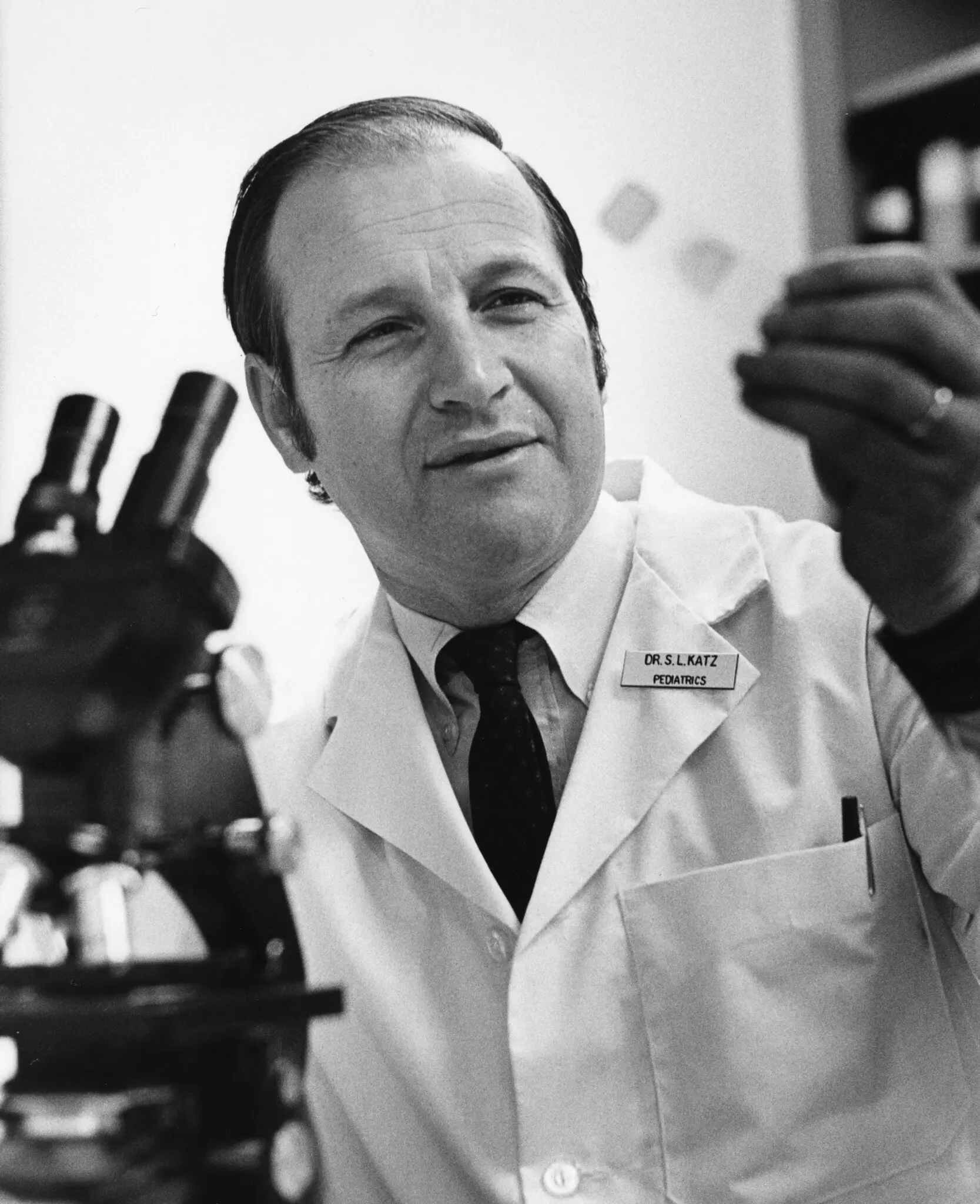 Dr. Samuel Katz em uma foto sem data. Ele desempenhou papéis notáveis ​​no desenvolvimento da vacina contra o sarampo.Crédito...Arquivos do Duke University Medical Center, coleção de fotografias