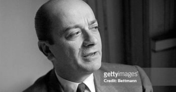 JEAN DESSES, DESIGNER DE MODA (Crédito da fotografia: Cortesia © Copyright Bettmann Archive/ Getty Images/ REPRODUÇÃO/ TODOS OS DIREITOS RESERVADOS)