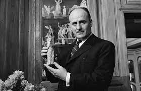 Pierre Balmain: o estilista das estrelas do século XX. (Crédito da fotografia: Cortesia © Copyright Revista VLK/ REPRODUÇÃO/ TODOS OS DIREITOS RESERVADOS)