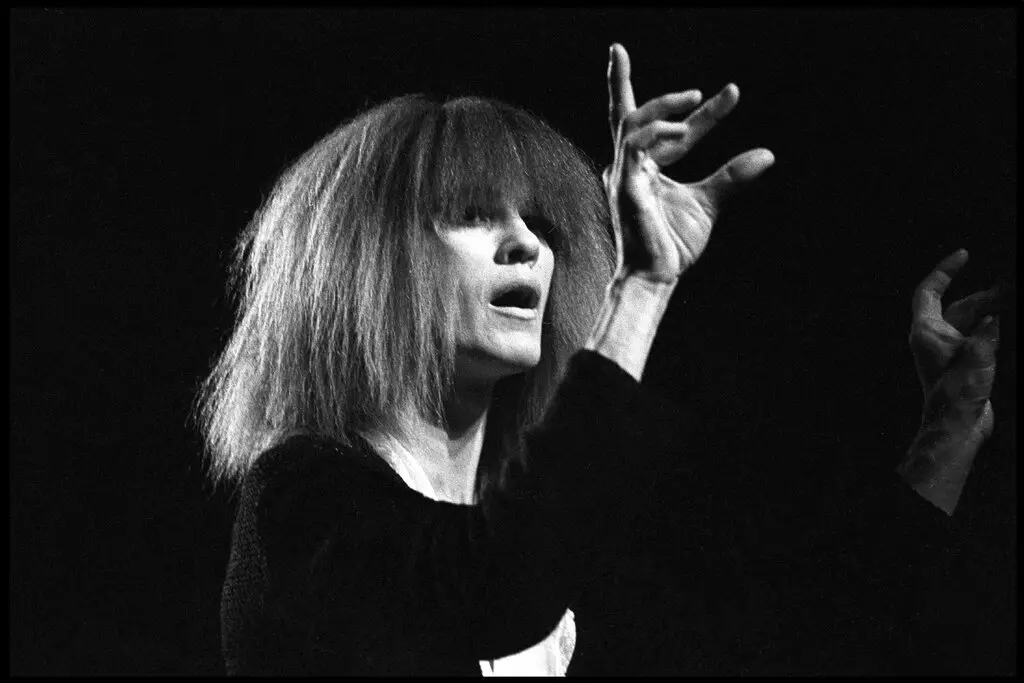 A compositora, arranjadora, líder de banda e pianista Carla Bley se apresentou em 1982. Ela foi considerada uma vanguardista no início de sua carreira, mas sua música sempre manteve um lugar de harmonia tonal. (Crédito da fotografia: David Corio/Redferns, via Getty Images)