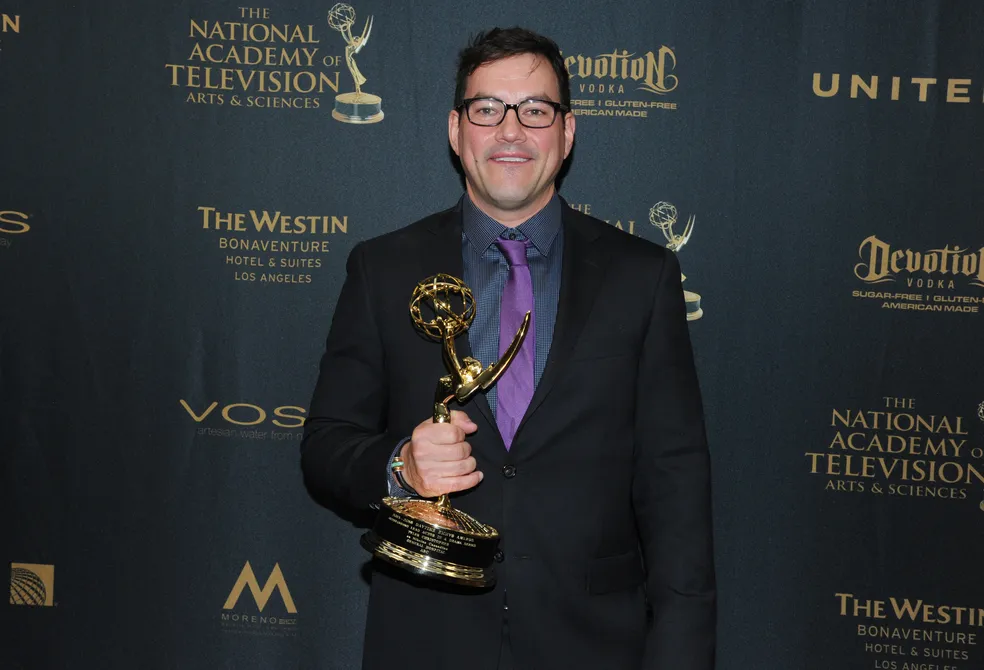 Tyler Christopher recebe prêmio de melhor ator no Daytime Emmy, em 2016 — Foto: Richard Shotwell/Invision/AP