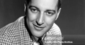NOVA IORQUE - 12 DE JANEIRO: Programa de variedades da CBS Radio, The Moore - Durante Show. Comediante Garry Moore. 12 de janeiro de 1944. Nova York, NY. (Foto da CBS via Getty Images)