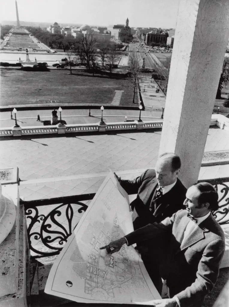 O deputado Gerald R. Ford, de Michigan, à esquerda, com George M. White em 1972, estudando planos para a renovação do Capitólio. (Crédito da fotografia: Imprensa associada)