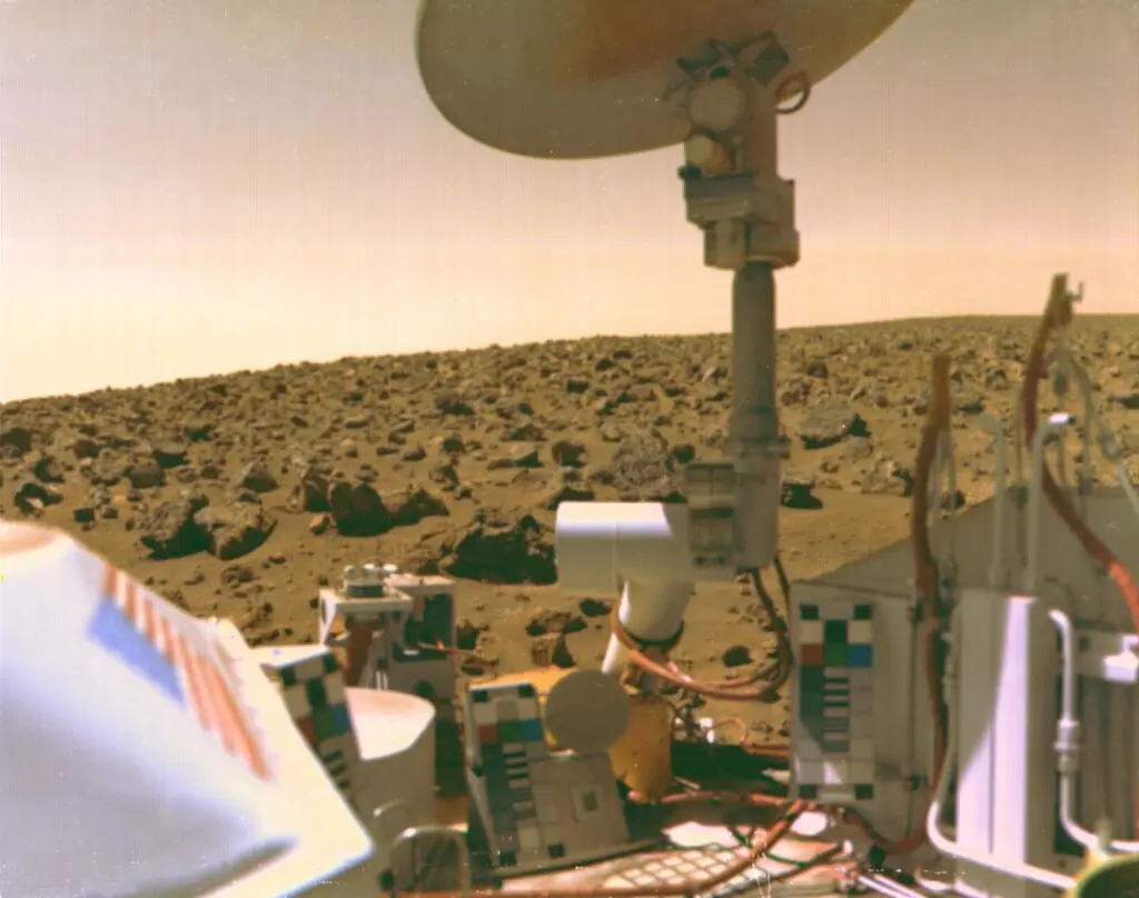 Viking 2 em Marte em 1976. O Dr. Levin e outra investigadora, Patricia A. Straat, propuseram uma maneira de testar se o solo do planeta continha micróbios, e a NASA concordou em pilotar seu aparelho nas duas espaçonaves Viking. (Crédito da fotografia: NASA)