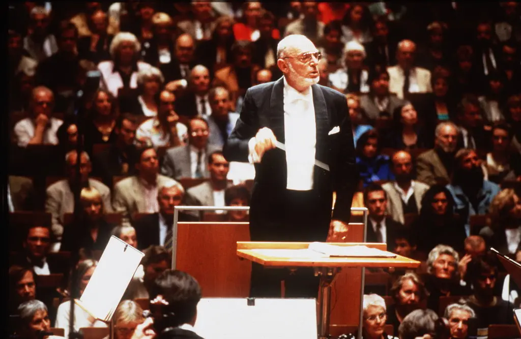 Michael Gielen regeu no Carnegie Hall em 1999. Ele liderou a Orquestra Sinfônica SWR por muitos anos e defendeu a música do século XX. (Credito da fotografia: através do Carnegie Hall)