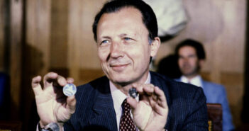 Jacques Delors, então presidente da Comissão Europeia, apresenta a moeda de 100 francos, em 19 de agosto de 1982, em Paris