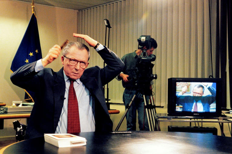 (1994) Jacques Delors se prepara para entrevista em Bruxelas, durante seu mandato como presidente da Comissão Europeia © PHILIPPE BUISSIN