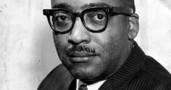 Foto do autor de Louis Lomax tirada para um de seus livros posteriores. Foto cortesia do Afro-American Newspapers Archives and Research Center, Baltimore, MD.