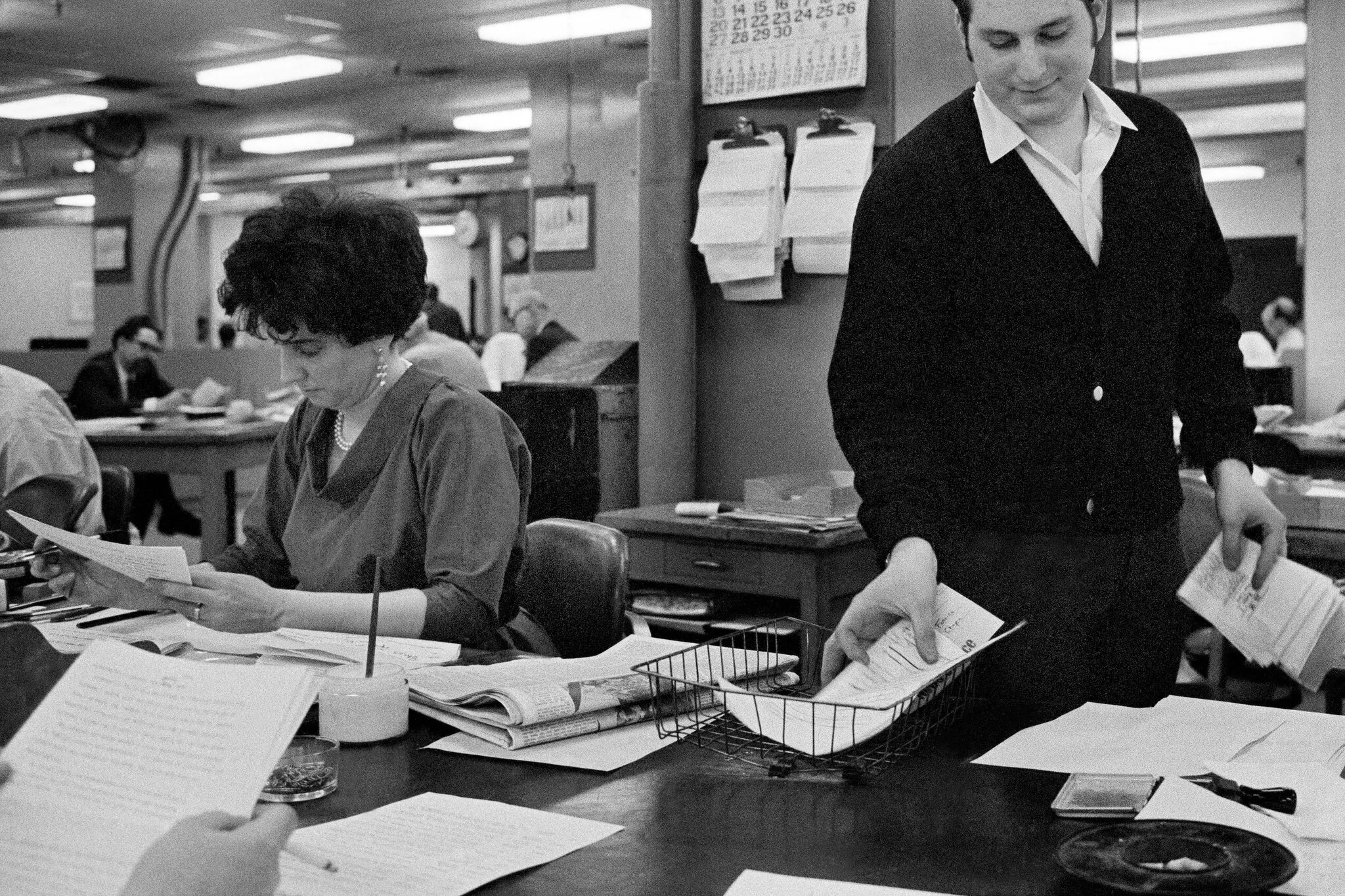 Sra. Wade, à esquerda, na redação do The Times em 1969. Seu lápis hábil salvou o jornal de erros factuais e seus redatores de frases desajeitadas e falhas embaraçosas de gramática, ortografia e sintaxe. (Crédito da fotografia: Donald F. Holway/The New York Times)